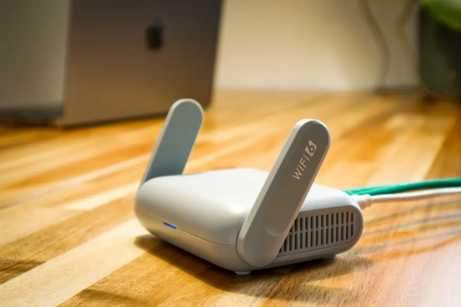 Router WiFi dan ponsel menampilkan koneksi jaringan di ruang keluarga